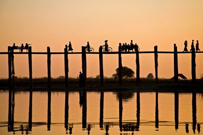 U-Bein là cây cầu làm bằng gỗ cây tếch dài nhất trên thế giới, người Myanmar đã lấy những cây cột không dùng đến khi xây cung điện chuyển về Mandalay và dựng nên U-Bein. Mỗi khi hoàng hôn, từ dân thường, tu sĩ, đến những chú bò... đi qua cây cầu đều tựa như một buổi diễn chiếu bóng đặc sắc. 